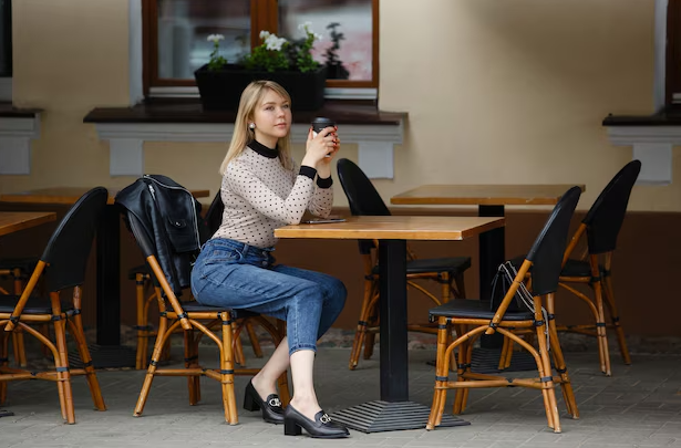 RESTAURANT TABLE SITTING